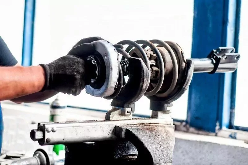 Ofrecemos Servicios de Cambio de Bieleta de Barra Estabilizadora en Medellín, talleres expertos en mantenimiento, reparación, diagnostico de suspensión automotriz (5)
