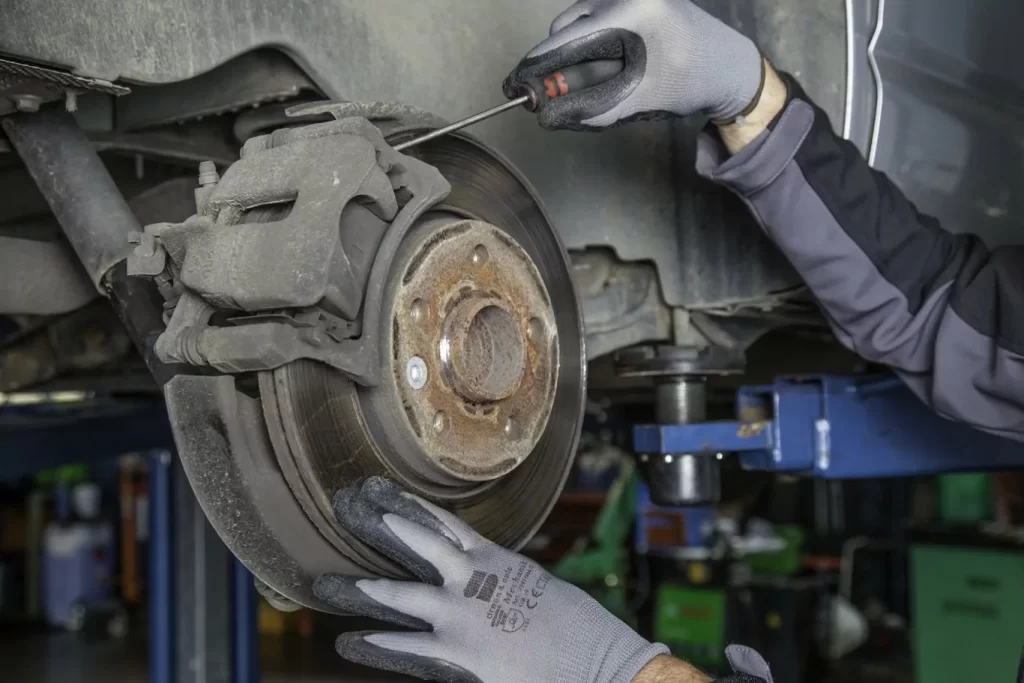 Servicio de Cambio de Pastillas de Frenos para Carro en medellin, taller automotriz especializado para vehiculos, mecanicos expertos, mantenimiento discos de freno (17)